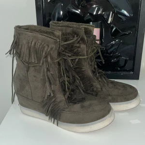 Fransskor - Snygga fransskor i strl 40! Mörkgröna i superbra skick och är så mjuka och sköna!! Perfekta till hösten 🌟 skriv vid intresse! Mina egna bilder ❣️