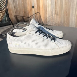 Common Projects - ”Common project Achilles” | Storlek 38 | Riktigt bra skick ~ 8,5/10 | Stört pris,  Nypris-4000 kr | Kan gå ner i pris men inte mycket eftersom det redan sjuka priset / Mvh