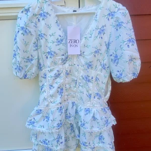 Blå vit blommig klänning! - Jätte fin blommig klänningen är helt oanvänd och lappen är kvar!  Storlek M 🩵🪻