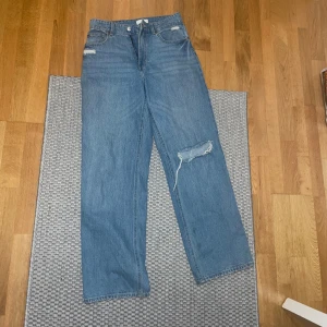 Jeans - Jeans med hål. Storlek 38. Säljer pga de ej används. Använd få gånger så i fint skick!