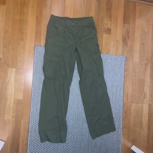 Cargobyxor - Cargobyxor från h&m. Använd väldigt få gånger så i nytt skick! I färgen armé grön. Säljer pga de ej används. Nypris 199kr