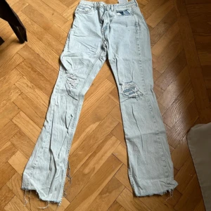 Zara jeans - Säljes dessa jeans från zara med slitningar vid knäna samt en slit längst ner på benen. 