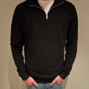 half zip tröja - säljer nu en snygg, half zip tröja i bra skick och i färgen svart. Säljer även i fler olika färger😁