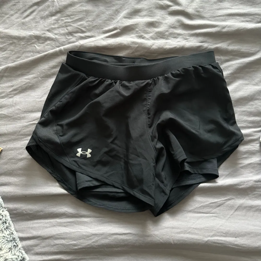 Aldrig använda shorts från Under Armour med knyte i midjan. Endast testade så helt nya och fräscha! . Shorts.