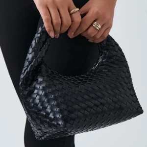 Flätad väska  - Säljer denna fina väska från Ginatricot då den inte kommer till användning som jag trodde. Använd en gång så den är i nyskick.  Lagom liten men man får plats med extremt mycket! 