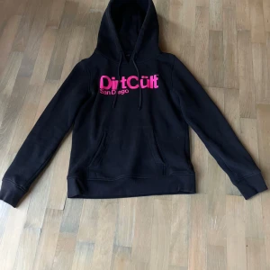 Dirt-cult hoodie  - Tjena säljer nu en riktigt fet dirt-cult hoodie i storlek- (M barn), skriv vid minsta fundering💫