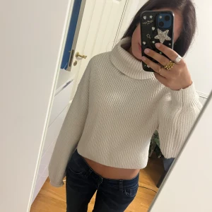 Stickad polo tröja - Så fin vit stickad tröja med polo och kortare i modellen😝 Storlek S från Monki! Sparsamt använd🙏🏻