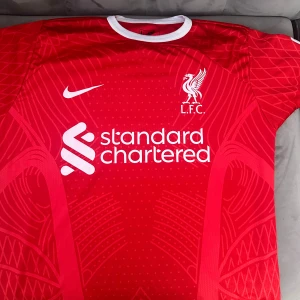 Liverpool 23/24  - Storleken: Large passar även Medium. Helt ny skick äkta, Mo Salah 23/24 Priset kan diskuteras ! 