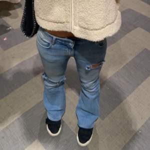 Säljer lågmidjade jeans jag köpte på Vinted men var för korta och passade inte mig. Aldrig använda av mig och säljaren använde dem bara 5 gånger. Innerbenslängden är 83cm och midjemåttet tvärsöver är 40cm. skriv för frågor 💞💞💞