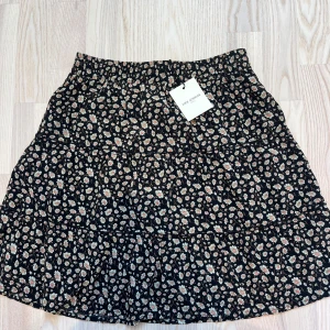 Blommig kjol - Säljer denna kjolen från Sofie Schnnor så är helt oanvändb och har prislapp kvar, storleken är 164 i barn men passar även S! 🩷