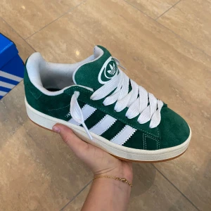 Adidas campus  - Säljer dom pga av att de inte kommit till användning💞 Helt nya och oanvända, tre extra gröna snören tas med och kommer i den blåa boxen  Priset kan diskuteras  