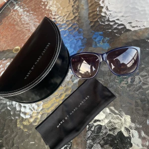 Snygga Marc Jacobs solglasögon med fodral och duk. - Lite slitet fodral, se bilderna :)  Solglasögonen kan ha någon liten repa men inget som stör när man har dom på sig :)   Väldigt sparsamt använda :)   Har fler bilder :)