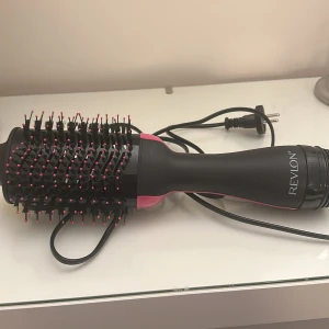 Revelon hair drying brush  - Bra För att styla. Har använt Max 3 gånger. Den är i bra kondition och är nästan helt nytt.  Kom gärna med prisförslag 