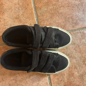 Svarta skor  - Säljer dessa svarta skor i storlek 38