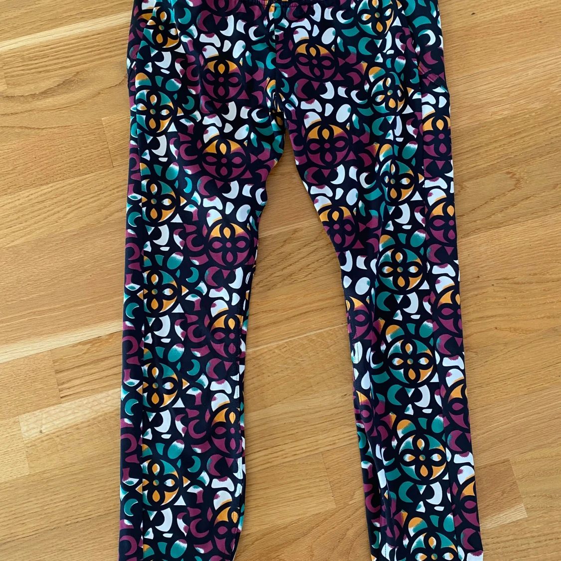 Mönstrade kortare träningstights / leggings i strl L från Freddy WR.UP