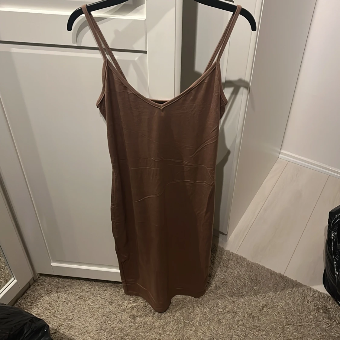 Midiklänning i brunt