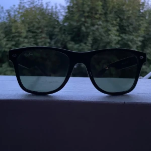 Ray-Ban glasögon svarta - Säljer ett par Raybans. model:Wayfarer Dom är i perfekt skick och köpta nyligen. Priset kan diskuteras.