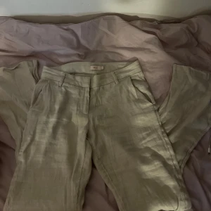 Low waist linen flare pants - Helt oanvända byxor utan prislapp. Säljer byxorna endast för att jag inte tycker att byxorna passar mig. Byxorna kostade 450 när jag köpte de, har gått ner mycket i pris.