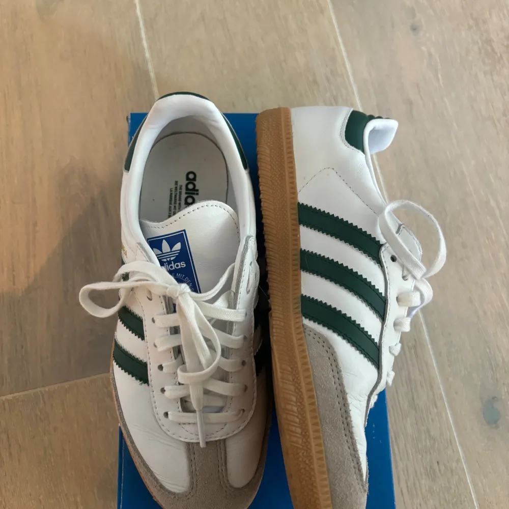 Säljer mina Adidas Samba skor med grönt. Säljer då jag har likadana i blått. Använda max 2 gånger, är i nyskick. Box får med. Köpta för 1300. Säljer för. 1099kr! . Skor.