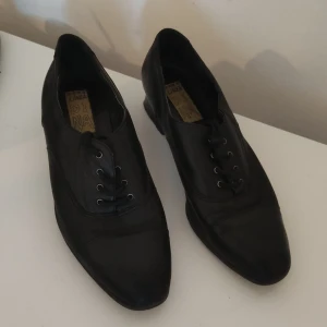 Klackskor läder - Begagnade klackskor med snöre i storlek 38. Samfraktar gärna andra varor till paket pris!