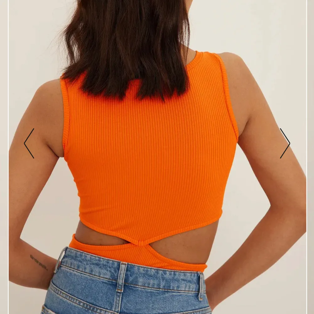 Orange body från Nakd, cut out vid midjan Endast använt 1 gång. Ordinarie pris 299kr. Toppar.