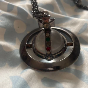 Vivienne Westwood giant orb Necklace - Ett stort och långt Orb halsband från vivienne westwood. Giant orb. Är väldigt sällsynta i den här storleken och originalpriset är ca 12k men säljer den billigare då den inte används