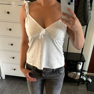 Vitt Linne med volang band - Fint linne från H&M i stl XS. Knytning där bak. 
