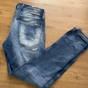 Replay Anbass Hyperflex - Säljer dessa supersnygga Replay Anbass jeansen i slim fit modellen. Skick 9/10 (knappt använda). Nypris 1500, mitt pris 549!