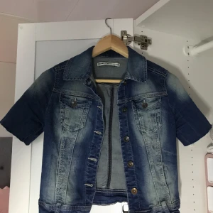 Jeans Bolero - Jättesnygg jeans boleroliknande jacka som är avklippta vid ärmarna från stradivarius. Den är vintage men fortfarande väldigt bra skick! Storlek S men passar mig som har XS
