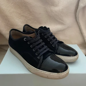 Lanvin skor - Säljer nu dessa lanvin skor. Skorna är i bra skick 8/10. Säljer dom för att de inte kommer till användning. Storlek UK9