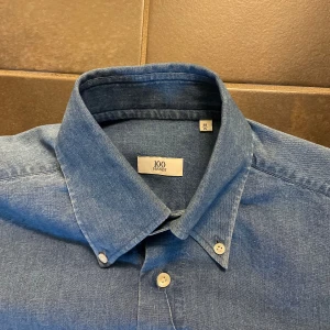 100hands skjorta Storlek S - Handsydd skjorta som ALDRIG har använts. Nypris 2600 kr. Otroligt material