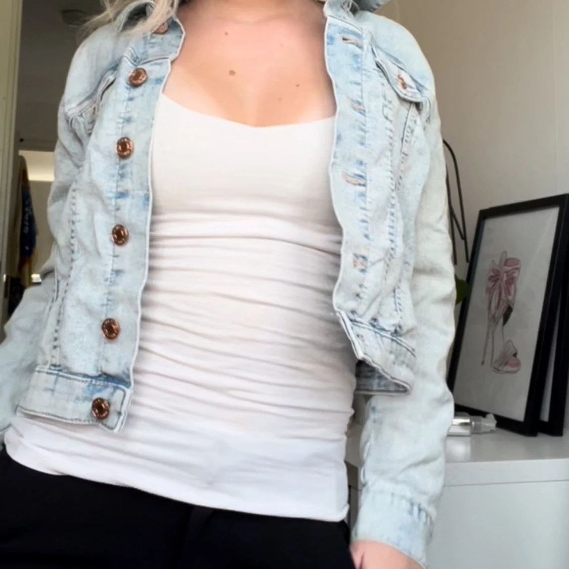 Ljusblå jeansjacka med broderade blommor