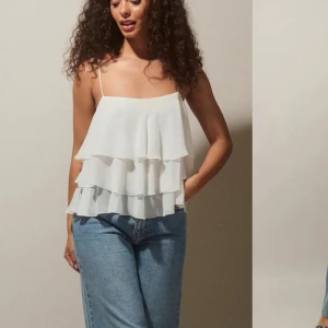 Fest topp - Säljer detta superfina ”linne”/ festtoppen då den aldrig kommit till användning och är för stor, storlekar 38 men de finns band att dra åt! Hör av er vid intresse eller fler frågor!❤️