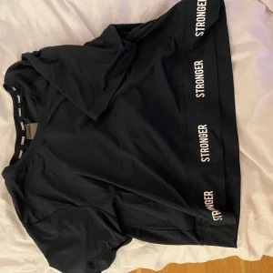 Tränings tröja  - Jätte fin träning ströks i från stronger i väldigt bra skick och knappt använd💙