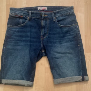 Tommy Hilfiger shorts - Fina shorts från Tommy Hilfiger, dem har storlek 33 i midjan och endast använts två gånger. 