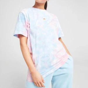 Tie-dye t-shirt - Tie-dye t-shirt i blå/rosa från Ellesse, använd fåtal gånger