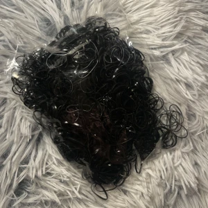 Små hårband i gummi. Ca 1000 st - Oanvända.  Väldigt små men otroligt töjbara :)