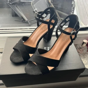 Klackskor  - Säljer mina jättefina klackskor då de inte kommer till någon användning. Har bara använt dom 1 gång så skicket är superbra 🙌🏻 Nypris: ca 400kr ⭐️Skriv ifall det finns någon fundering ⭐️💗🙈