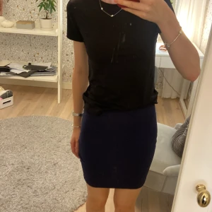 Kjol - Pennkjol från zalando som aldrig kommit till användning, alltså i nyskick. Den är marinblå och inte svart så som den framstår på bilderna. Jag är 173 cm lång. 