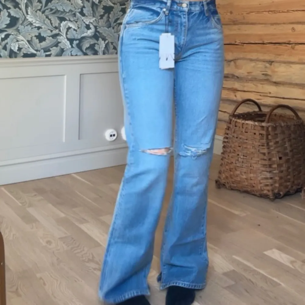 Ett par helt oanvända zara jeans med lappen kvar. Storlek 40. . Jeans & Byxor.