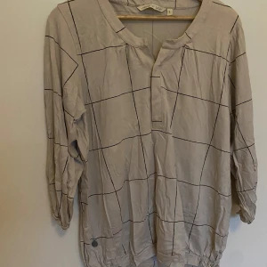 Tröja - En tunn skön tröja från House of Lola . Fint skick. Storlek L men är som en M i storleken. 75 kr