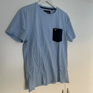 T-shirt - Snygg T-shirt från ”Lyle & Scott” i storlek L! Köparen står för frakten men kan även mötas upp i Uppsala, Knivsta eller Sigtuna! Tveka inte att fråga mig om något🌀