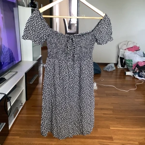 Svart Knälång klänning med vita fjärilar. - Nästan helny, inga skador/ hår mm.