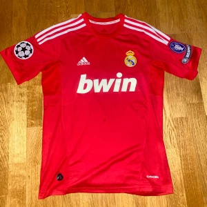 Real Madrid 2011/12 tredje tröja Cristiano Ronaldo 🇵🇹🐐 - Säljer Real Madrids tredje tröja från 2011/12 säsongen med Ronaldo #7 på ryggen, Tröjan har Champions League badges och är i bra skick (Pris kan diskuteras)