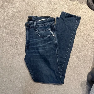 Replay anbass - Riktigt feta Replay anbass jeans som är i väldigt bra skick. Storleken är 33/30. Skriv för mer bilder.💶