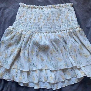 Gul volangkjol  - Säljer denna volangkjolen som jag köpte förra sommaren. Den är väldigt fin men är tyvärr för stor för mig. Storleken visar 36, men jag skulle säga att den endast passar M-L. Inga större skador finns på kjolen.  Skriv om du har några frågor💗