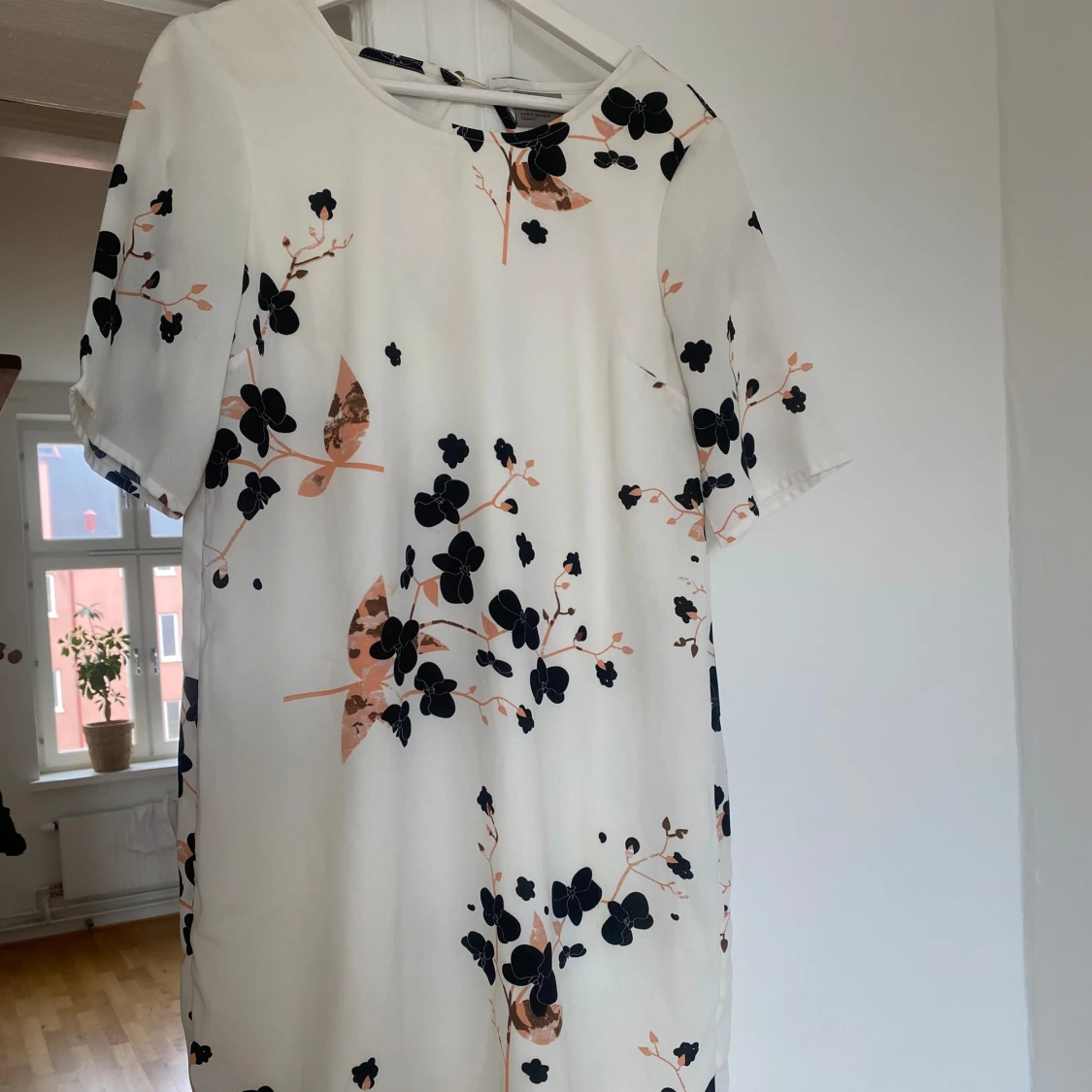 Vit blommig klänning - 91