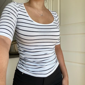 Randig tröja - En mjuk randig tröja från h&m. Figurnära. 