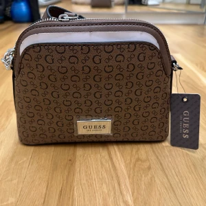 Guess väska - Brun Guess axelarmsväska i konstläder, helt ny med etiketter 