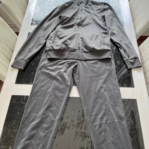 Grå Armani EA7 tracksuit set i ett mycket bra skick - Grå färg, storlek M, 9/10 begagnat skick, inga hål eller fläckar!